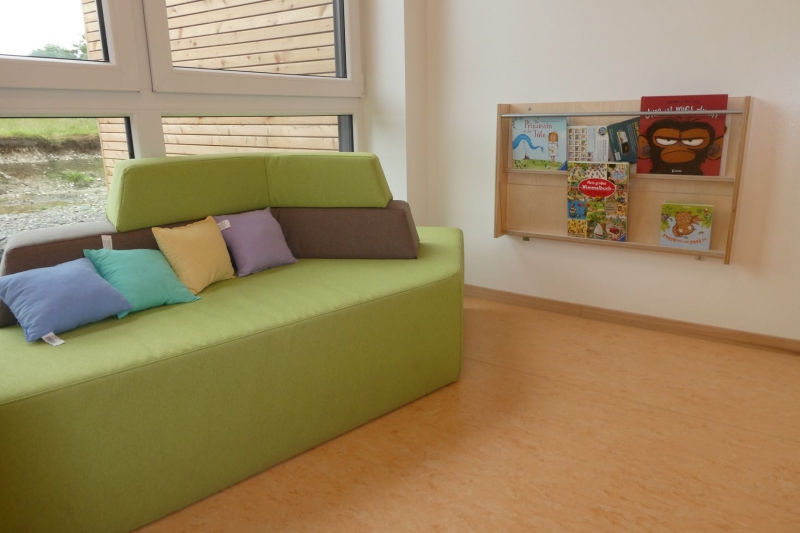 Leseecke mit grünem Sofa